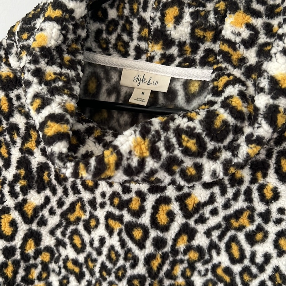Sweater - - Picture 2 of 3